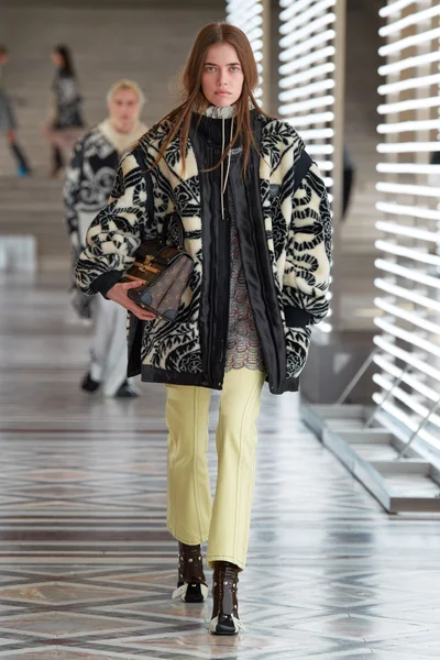 Look 19